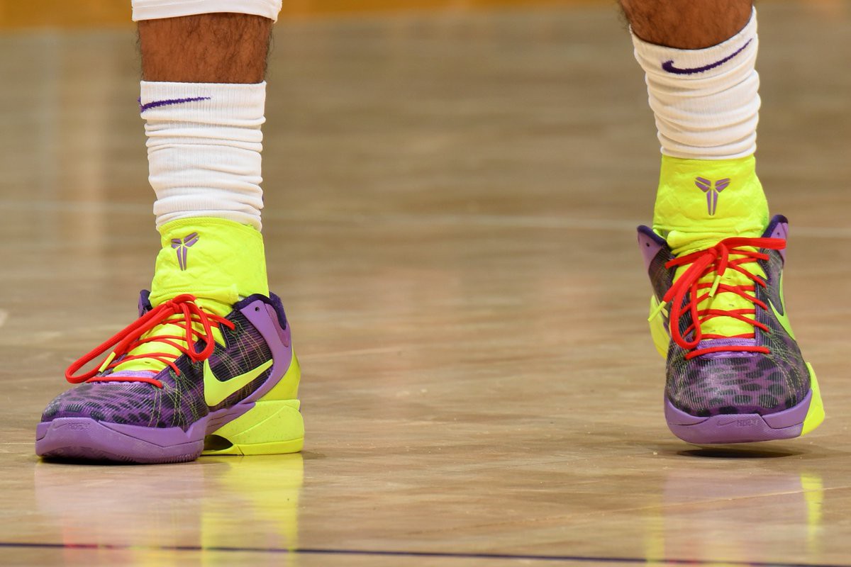 Nike Zoom Kobe VII phiên bản Giáng sinh trên chân Josh Hart. Nike Zoom Kobe VII phiên bản Giáng sinh trên chân Josh Hart.