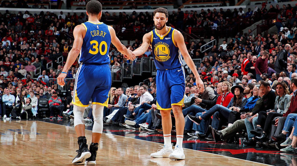Thấy đồng đội đang ném "vào zone", anh em tốt là phải như Stephen Curry nhường hết banh cho Klay Thompson