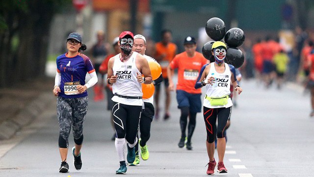 Runner hóa trang Halloween chạy marathon ở Việt Nam bỗng dưng bị... chảy máu đầu ti