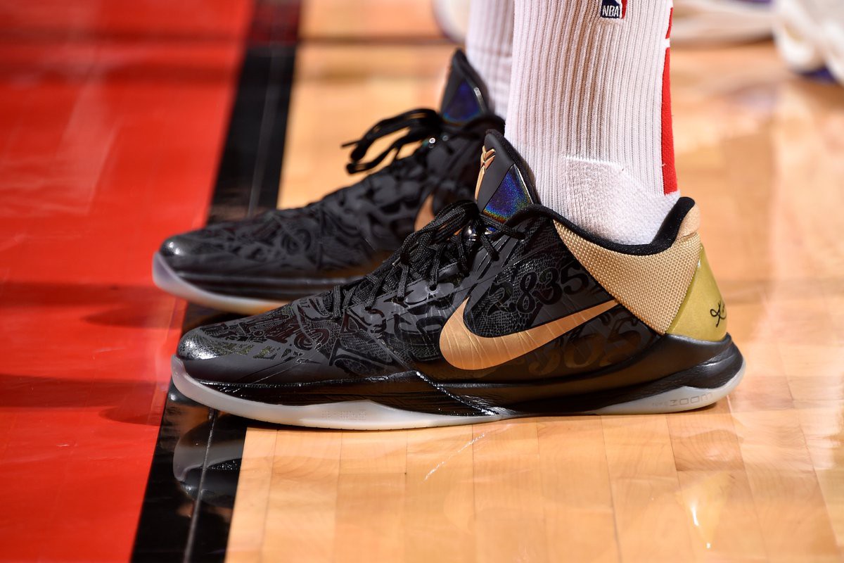Mẫu Nike Zoom Kobe V Big Stage trên chân PJ Tucker. Mẫu Nike Zoom Kobe V Big Stage trên chân PJ Tucker.