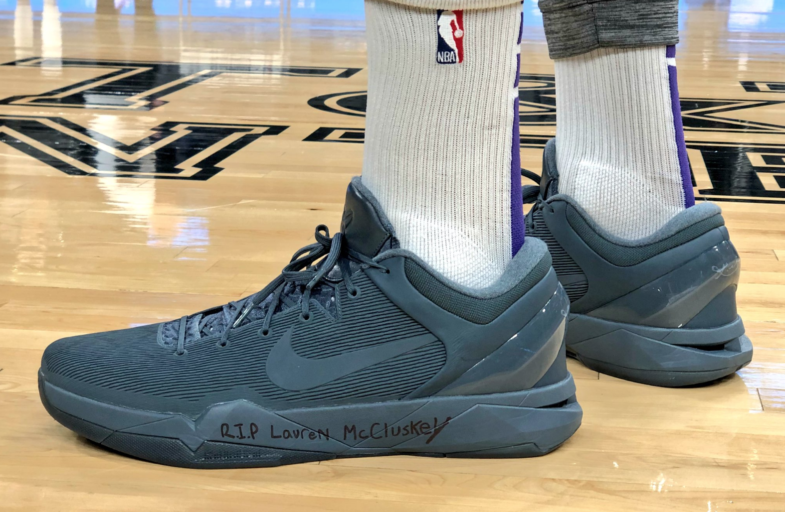Top những mẫu giày bóng rổ đỉnh nhất tuần thứ 2 NBA: Tuần của sự tri ân và những đôi giày đầy ý nghĩa - Ảnh 7. Top những mẫu giày bóng rổ đỉnh nhất tuần thứ 2 NBA: Tuần của sự tri ân và những đôi giày đầy ý nghĩa - Ảnh 7.