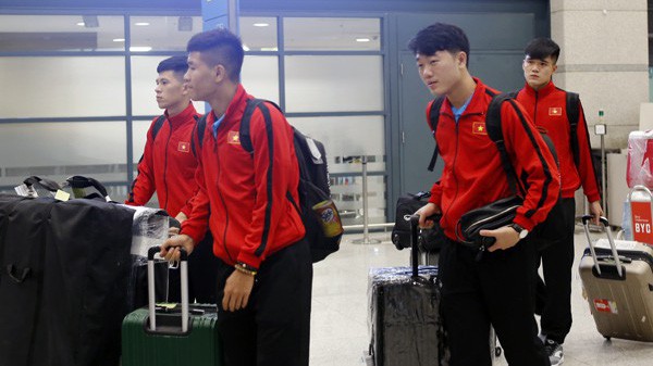 Trở về Việt Nam, cầu thủ ‘hồi hộp’ chờ thầy Park chốt tên dự AFF Cup 2018