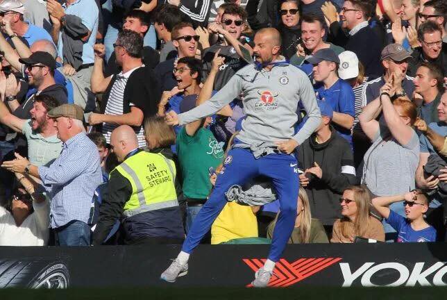 Trợ lý của HLV Maurizio Sarri bị FA phạt nặng vì trêu tức Mourinho - Ảnh 2. Trợ lý của HLV Maurizio Sarri bị FA phạt nặng vì trêu tức Mourinho - Ảnh 2.