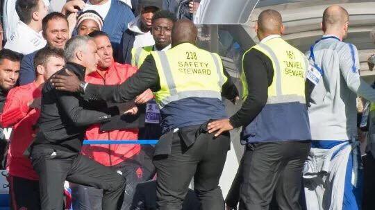 Trợ lý của HLV Maurizio Sarri bị FA phạt nặng vì trêu tức Mourinho