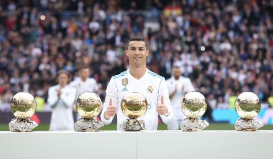 Ronaldo chọn 5 người có cơ hội giành Quả bóng Vàng, gạch tên Messi - Ảnh 1. Ronaldo chọn 5 người có cơ hội giành Quả bóng Vàng, gạch tên Messi - Ảnh 1.