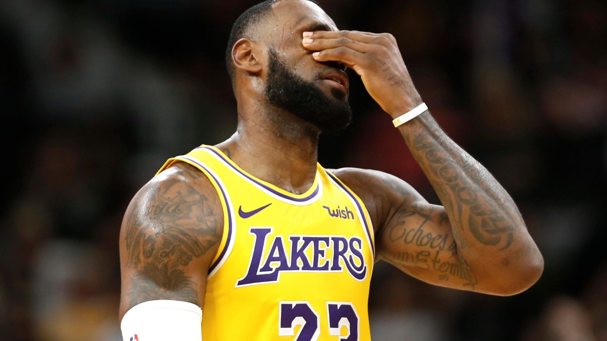 LeBron James đã mất kiên nhẫn, vậy những lần mất kiên nhẫn trước đây của "King" ghê gớm như thế nào?