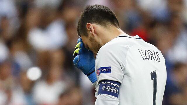 HLV Pochettino giận dữ với Lloris sau trận Tottenham thua Barca