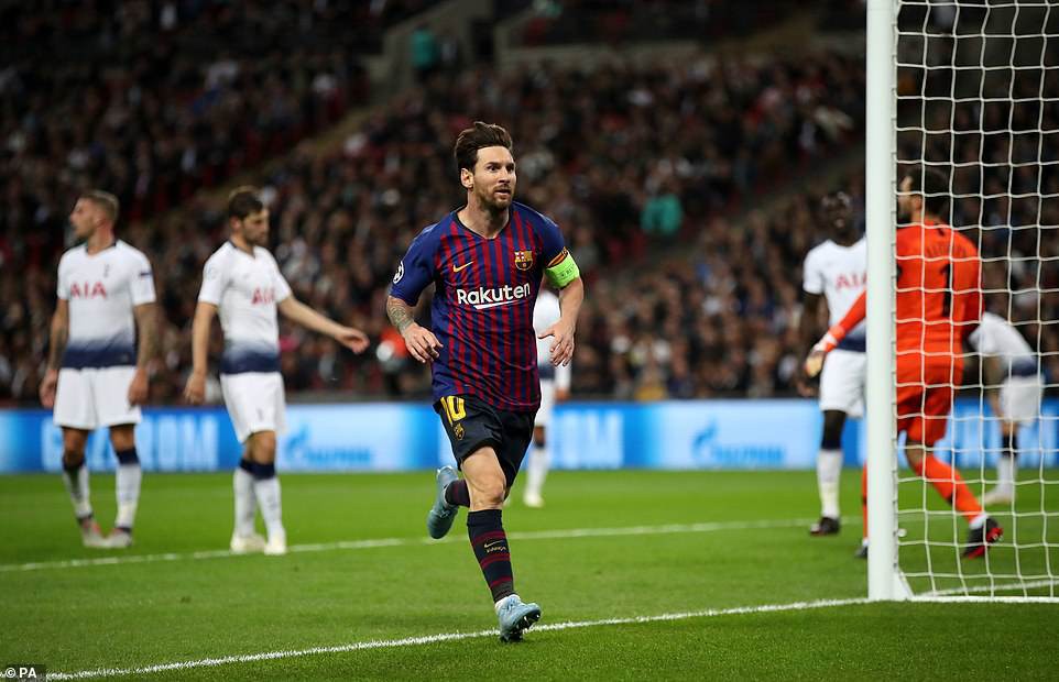 Choáng với bàn thắng điện xẹt giúp Messi đe dọa kỷ lục của Ronaldo - Ảnh 6. Choáng với bàn thắng điện xẹt giúp Messi đe dọa kỷ lục của Ronaldo - Ảnh 6.
