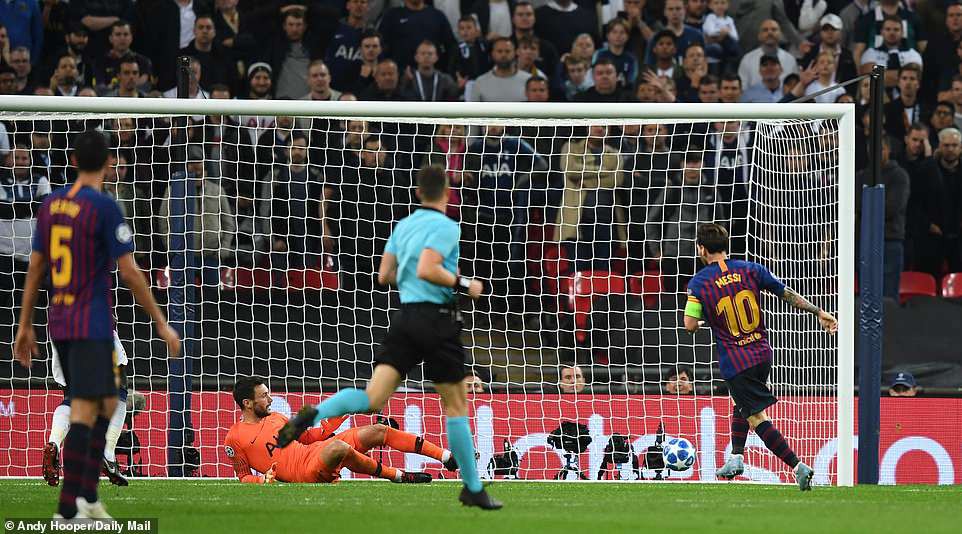 Choáng với bàn thắng điện xẹt giúp Messi đe dọa kỷ lục của Ronaldo - Ảnh 5. Choáng với bàn thắng điện xẹt giúp Messi đe dọa kỷ lục của Ronaldo - Ảnh 5.