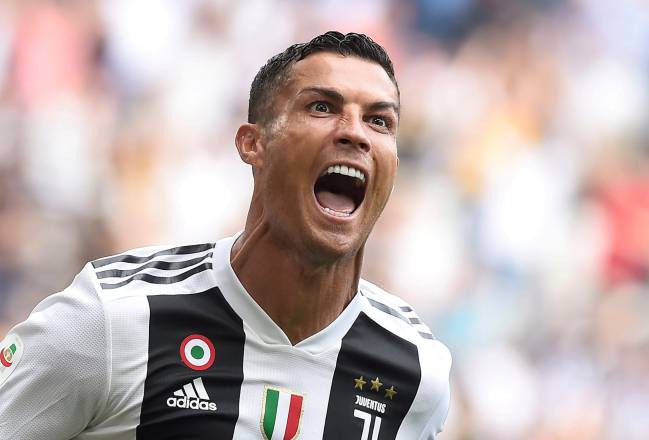 Cristiano Ronaldo cân bằng kỉ lục ghi bàn 61 năm của huyền thoại John Charles cho Juventus - Ảnh 4. Cristiano Ronaldo cân bằng kỉ lục ghi bàn 61 năm của huyền thoại John Charles cho Juventus - Ảnh 4.