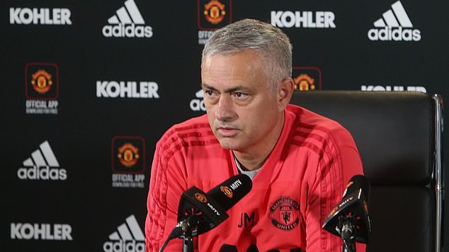 HLV Mourinho gây sốc, họp báo đúng 3 phút rưỡi, trả lời 5 câu hỏi trước trận cầu sinh tử