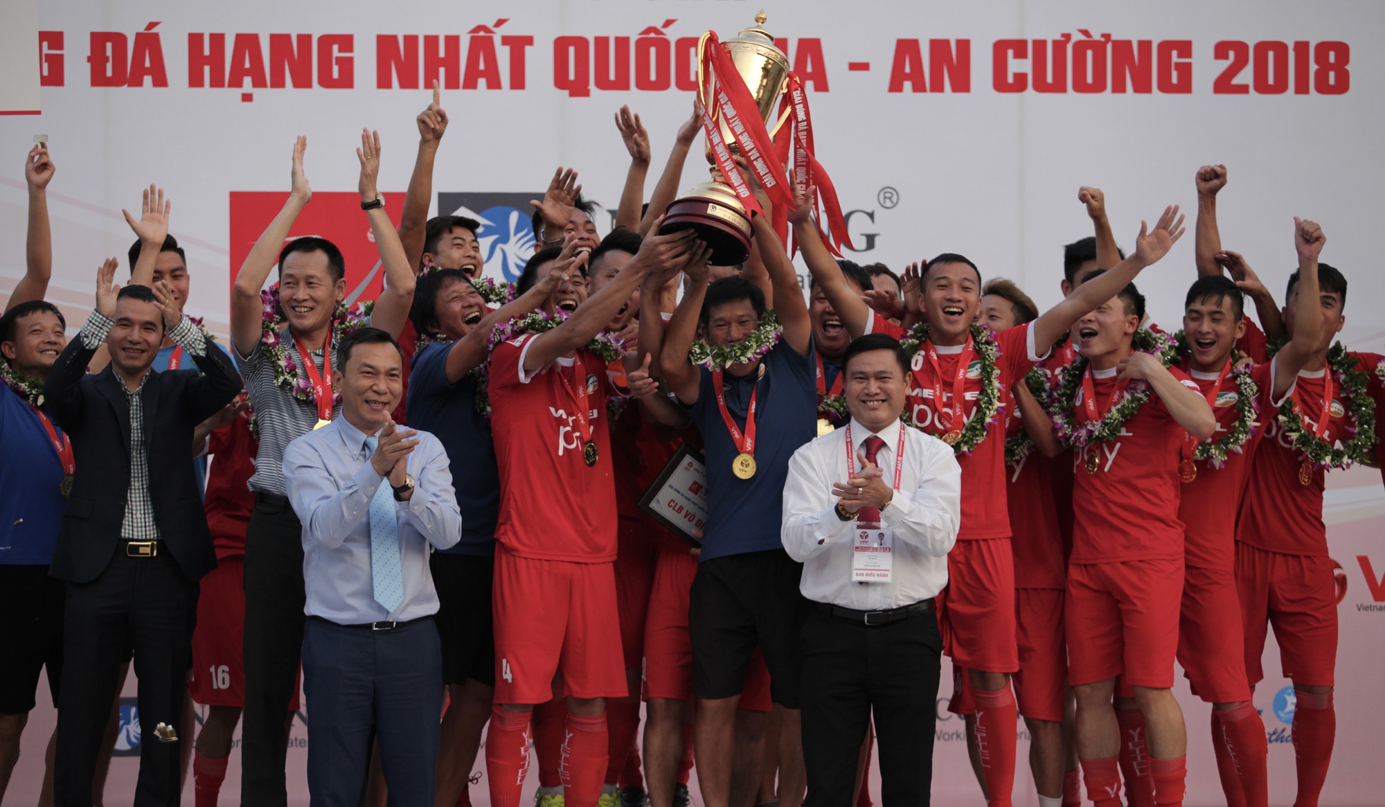 Hậu duệ Thể Công đăng quang, nhận tiền thưởng ngang ĐKVĐ V.League 2018 - Ảnh 1. Hậu duệ Thể Công đăng quang, nhận tiền thưởng ngang ĐKVĐ V.League 2018 - Ảnh 1.