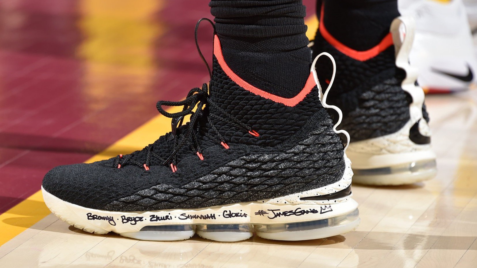Cả giới bán giày một lần nữa phải gọi LeBron James và Nike là "sư phụ"