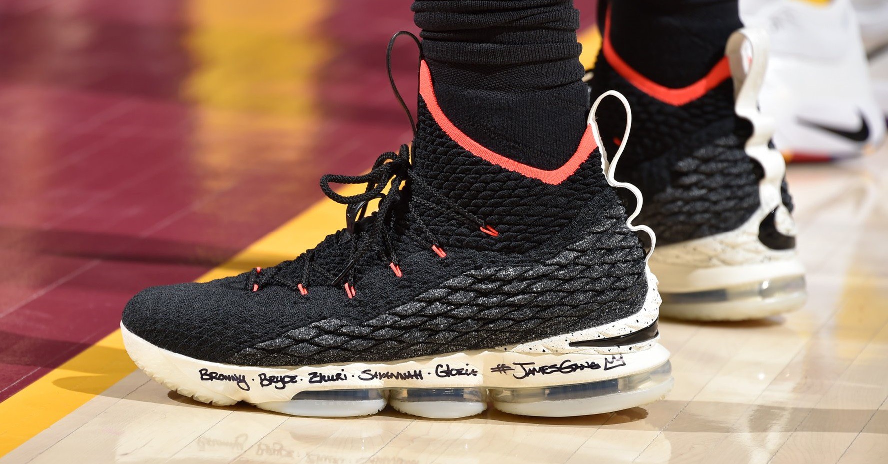 Cả giới bán giày một lần nữa phải gọi LeBron James và Nike là sư phụ - Ảnh 1.