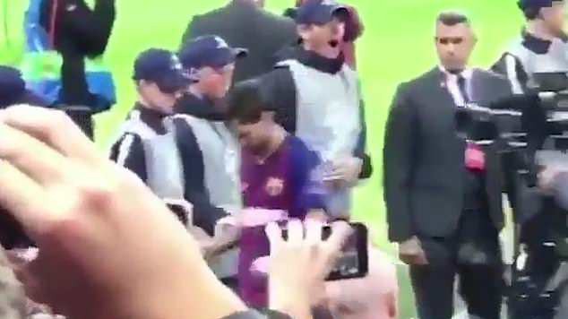Messi khiến cậu bé nhặt bóng “đứng hình” với cử chỉ bất ngờ