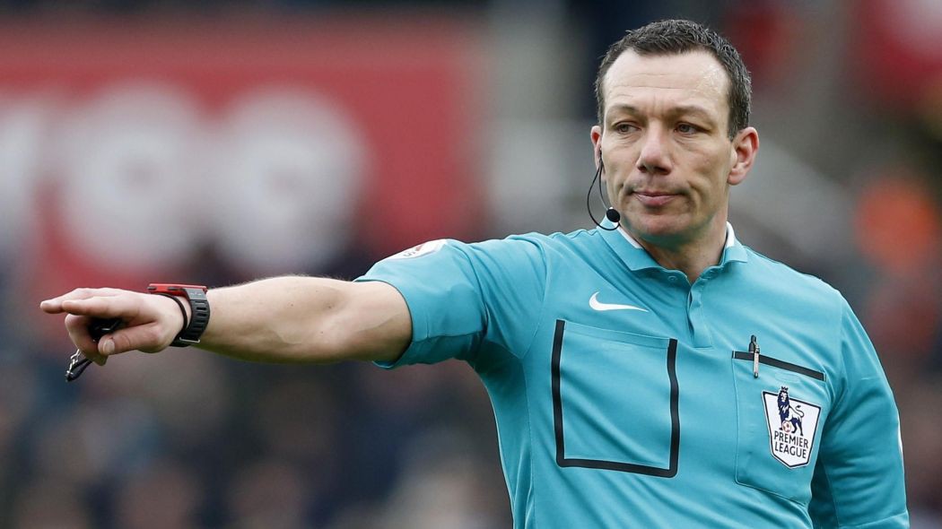 Hài hước trọng tài phải tạm dừng trận Brighton và West Ham vì... “Sex toy”