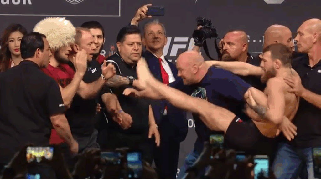 Conor McGregor tung chân đá Khabib Nurmagomedov trong buổi Official Weigh-in UFC 229