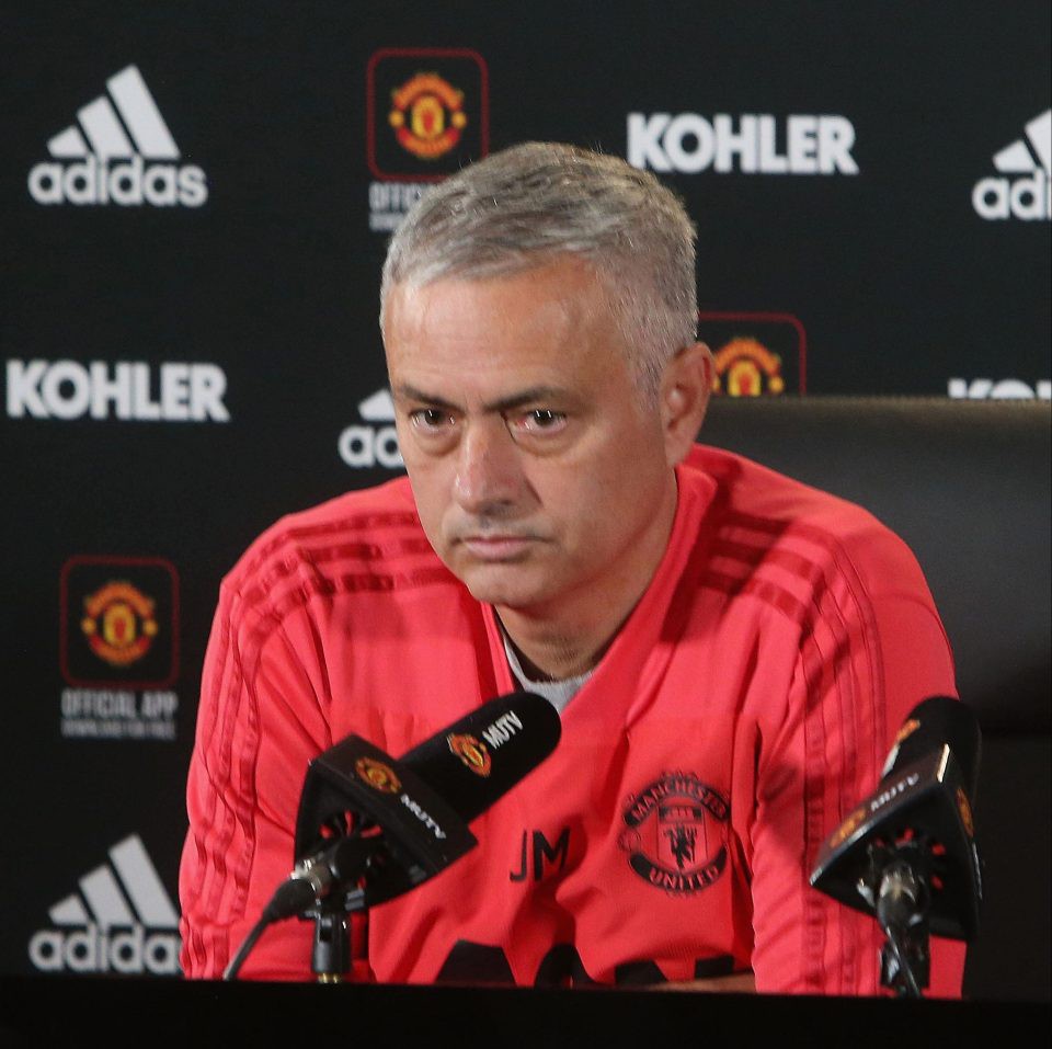 Hóa ra nhận định Mourinho cho Paul Pogba đá trung vệ trước Newcastle là sai - Ảnh 2. Hóa ra nhận định Mourinho cho Paul Pogba đá trung vệ trước Newcastle là sai - Ảnh 2.