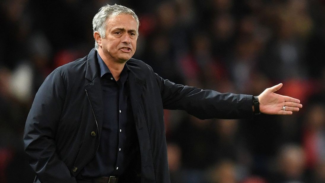 Mourinho lần đầu thừa nhận “bất lực” trong việc kiểm soát phòng thay đồ MU