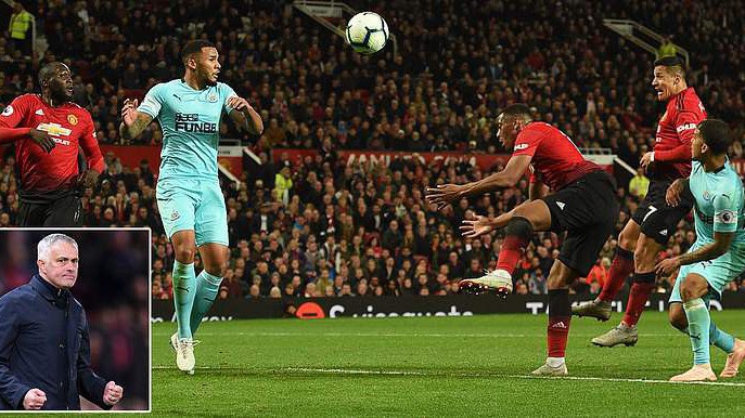 "Bàn thắng vàng" của Alexis Sanchez có giúp Jose Mourinho giữ được ghế?