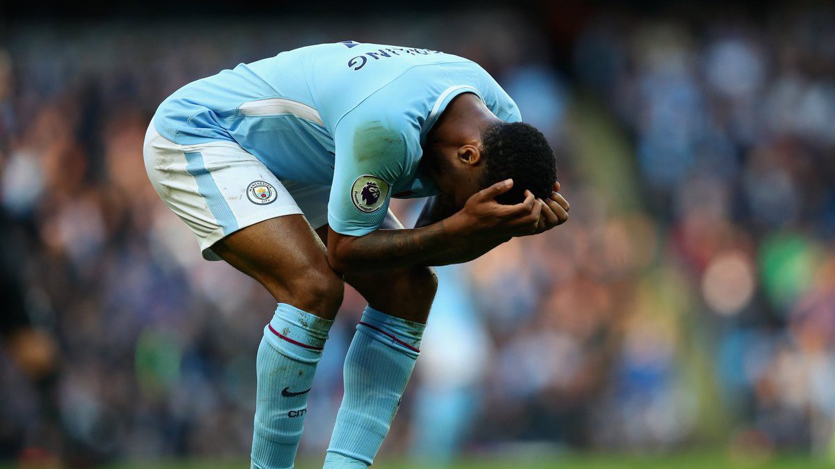 Pep Guardiola thừa nhận "màn chào đón thù địch" tại Anfield khiến Raheem Sterling "cóng chân"
