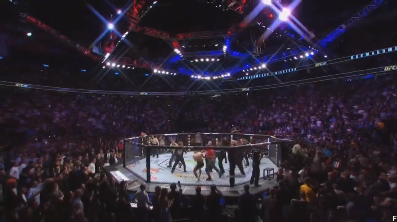 Dana White không dám trao đai cho Khabib: Tôi sợ cậu ta sẽ bị khán giả xé xác!