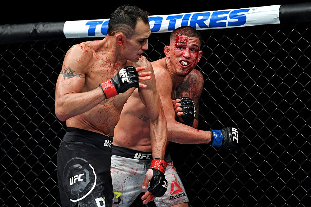 Anthony Pettis gãy xương bàn tay trong cuộc đối đầu với Tony Ferguson - Ảnh 5. Anthony Pettis gãy xương bàn tay trong cuộc đối đầu với Tony Ferguson - Ảnh 5.