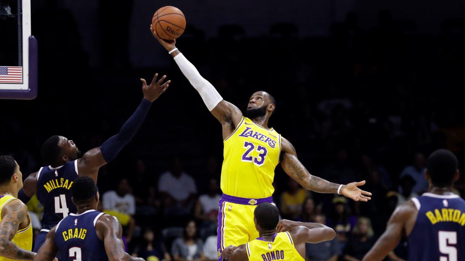 Cleveland Cavaliers nghĩ ra cách đầy sáng tạo nhằm sử dụng tủ để đồ cũ của LeBron James