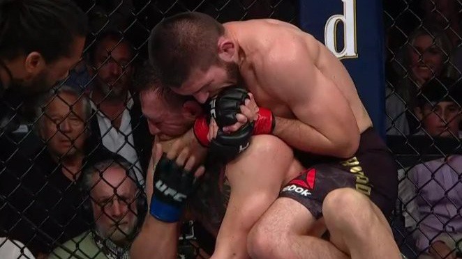 Cú Neck Crank mà Khabib đã dùng để kết liễu Conor McGregor khác gì với Rear Naked Choke?