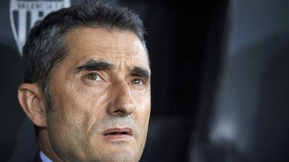 Barca chỉ có 1 điểm trước Valencia và mất ngôi đầu vào tay Sevilla, CĐV giận dữ đòi sa thải HLV Valverde