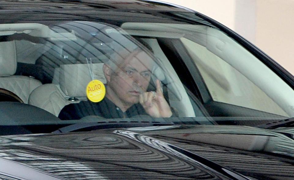 Mourinho đối diện án phạt vì hành vi ngón tay út và dùng ngôn từ tục tĩu? - Ảnh 1.