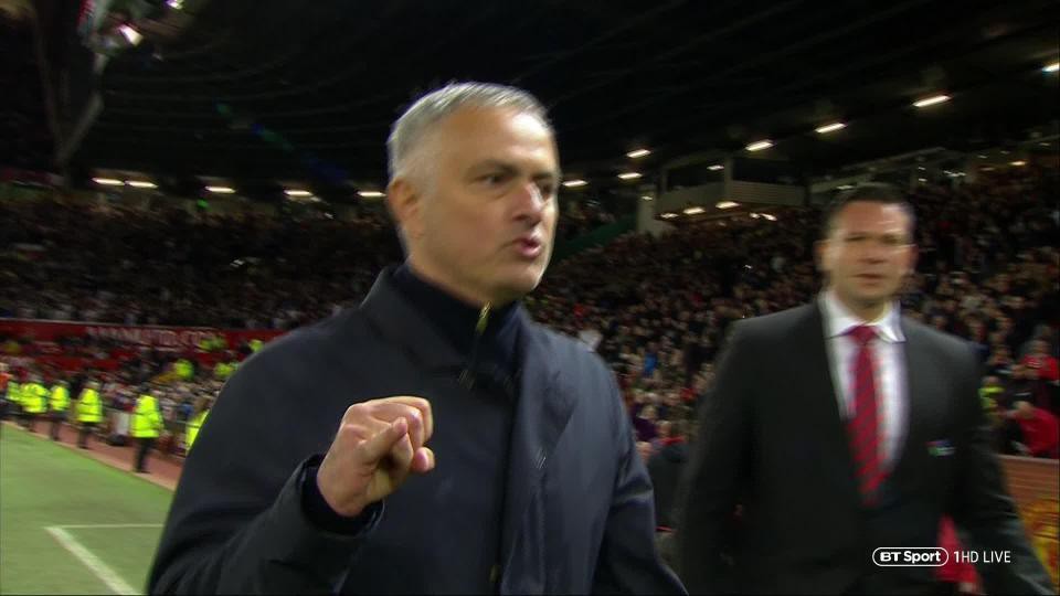 Mourinho đối diện án phạt vì hành vi ngón tay út và dùng ngôn từ tục tĩu? - Ảnh 3.