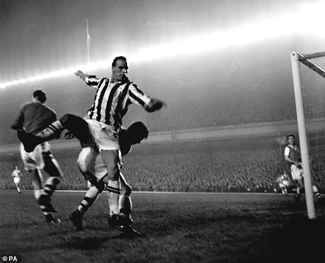 Cristiano Ronaldo cân bằng kỉ lục ghi bàn 61 năm của huyền thoại John Charles cho Juventus - Ảnh 2. Cristiano Ronaldo cân bằng kỉ lục ghi bàn 61 năm của huyền thoại John Charles cho Juventus - Ảnh 2.