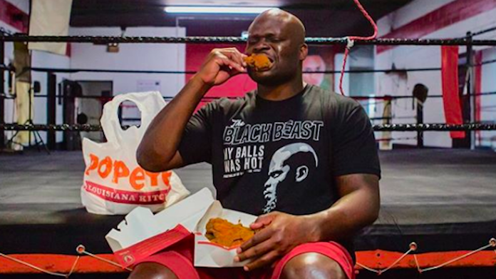 Derrick Lewis được Popeyes tài trợ vì đã dám "lên tiếng" bảo vệ món gà rán?