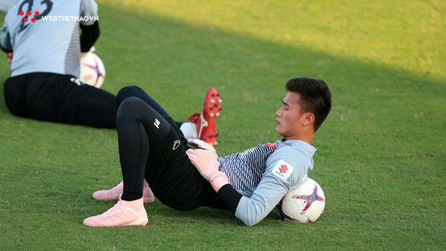 Học theo Ter Stegen, Bùi Tiến Dũng thu hút sự chú ý trong buổi tập của ĐT Việt Nam