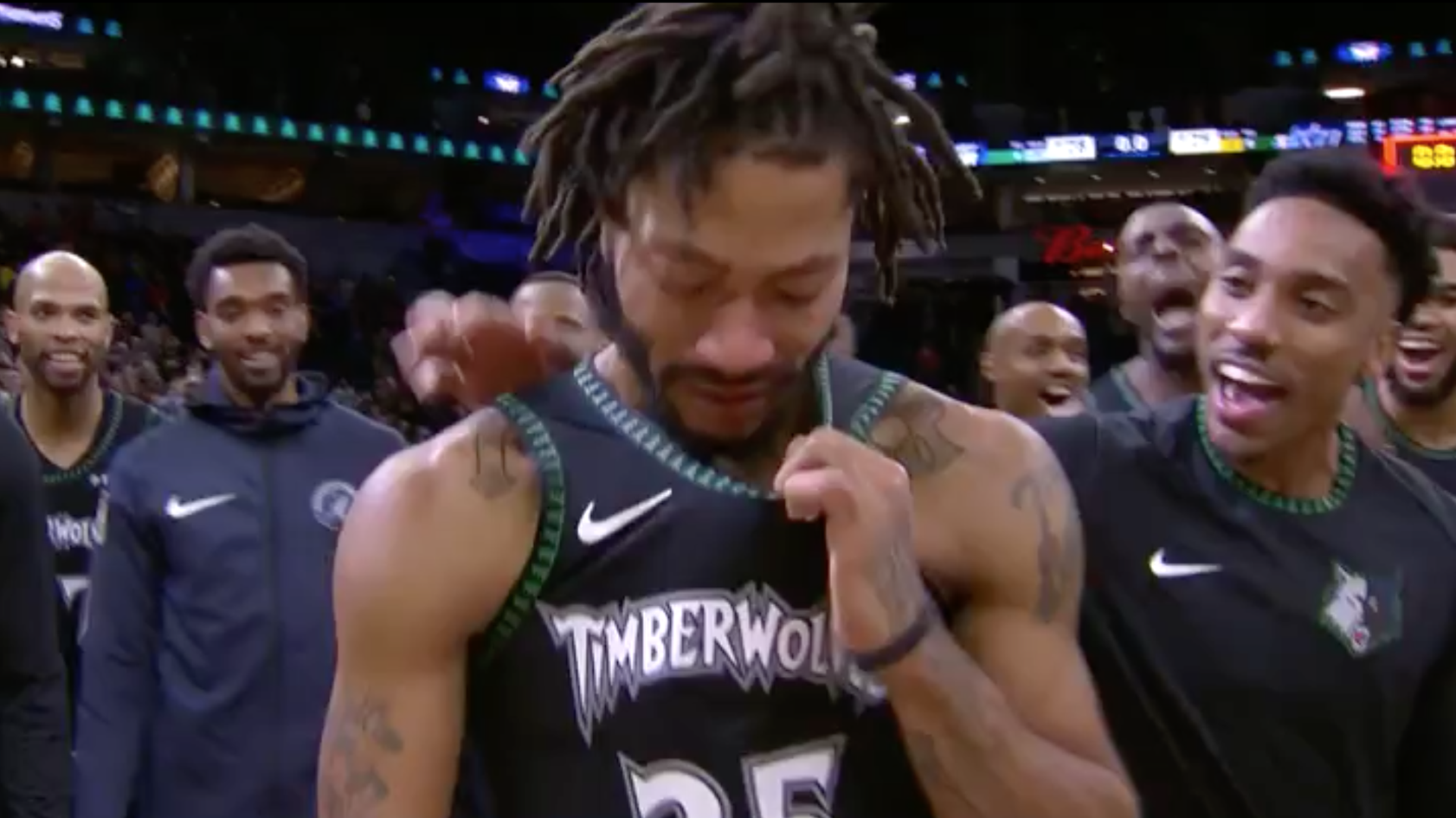 Derrick Rose khóc hết nước mắt sau trận đấu ghi 50 điểm: "Nào ai hiểu lòng tôi"