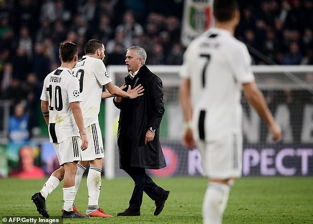 Dybala nói gì với Jose Mourinho sau cử chỉ khiêu khích CĐV Juventus của Người đặc biệt? - Ảnh 1. Dybala nói gì với Jose Mourinho sau cử chỉ khiêu khích CĐV Juventus của Người đặc biệt? - Ảnh 1.