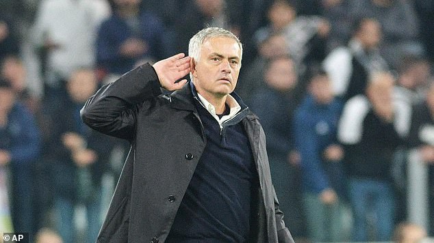Dybala nói gì với Jose Mourinho sau cử chỉ khiêu khích CĐV Juventus của Người đặc biệt?