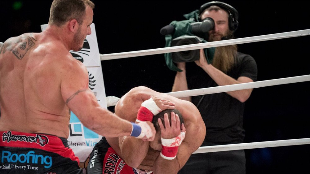 Cựu vô địch UFC bị đấm gục trên sàn MMA tay trần