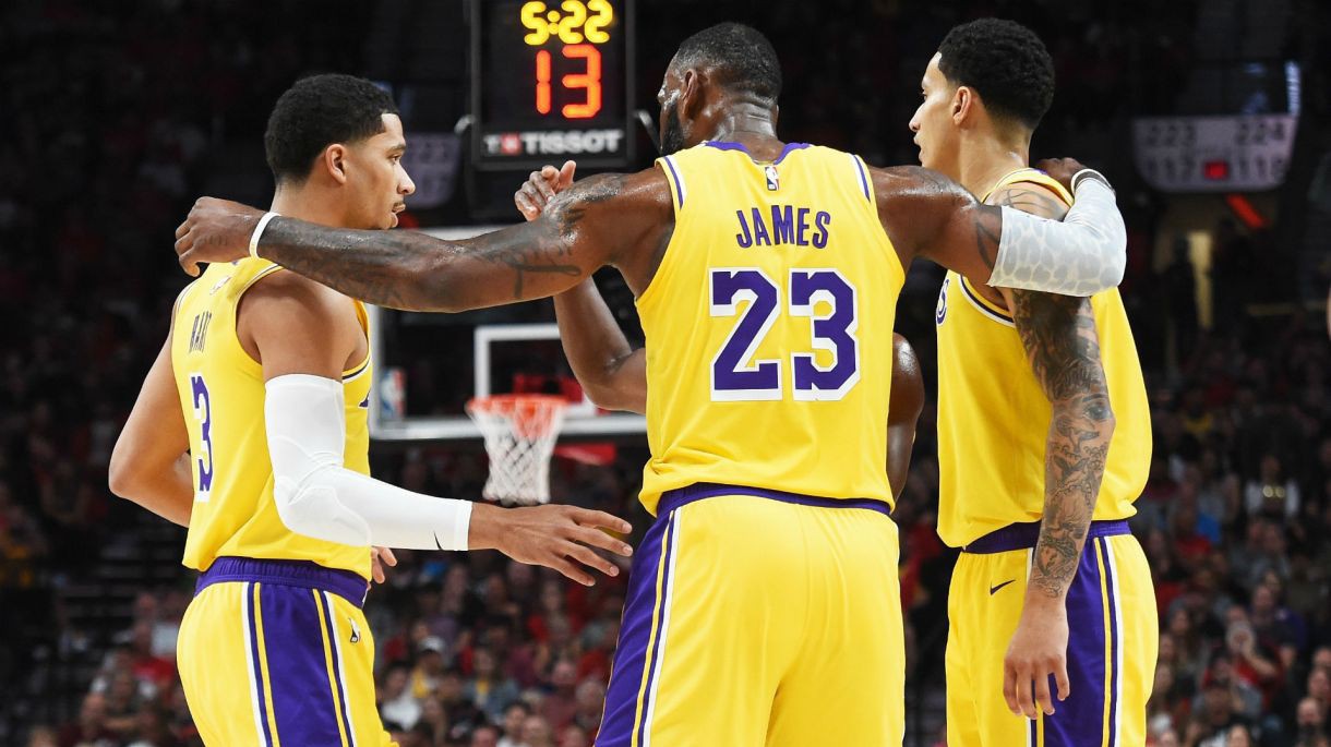 LeBron James sẵn sàng hy sinh mọi thứ để phát triển dàn cầu thủ trẻ của Los Angeles Lakers