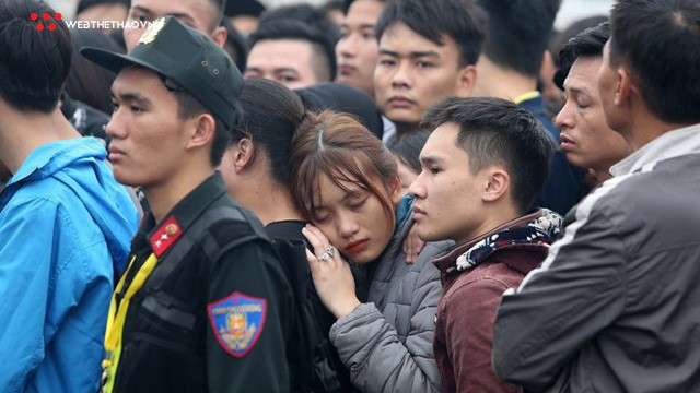 Hướng dẫn cách thoát hiểm khi chen lấn xem ĐT Việt Nam đá AFF Cup 2018