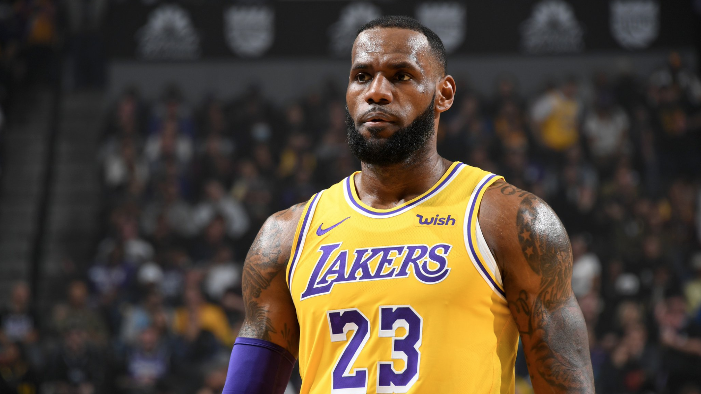 LeBron James cùng các đồng đội đã phải thi đấu trong "khói lửa" sáng nay như thế nào?
