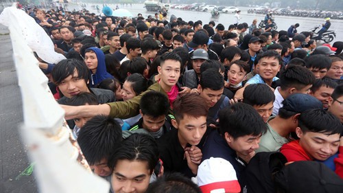Bán vé bóng đá thời 0.4: “Anh Nguyễn Văn Say về ngay vợ đẻ”