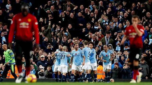 44 đường chuyền cho 1 bàn thắng, Man City như con sư tử đùa giỡn với con-mồi-Man-Utd