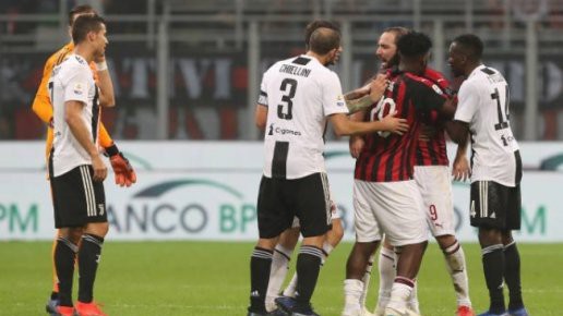 Nhận thẻ đỏ ngày gặp lại Juventus, Higuain hành động như "mất trí" xô đẩy trọng tài và cả Ronaldo, Chiellini