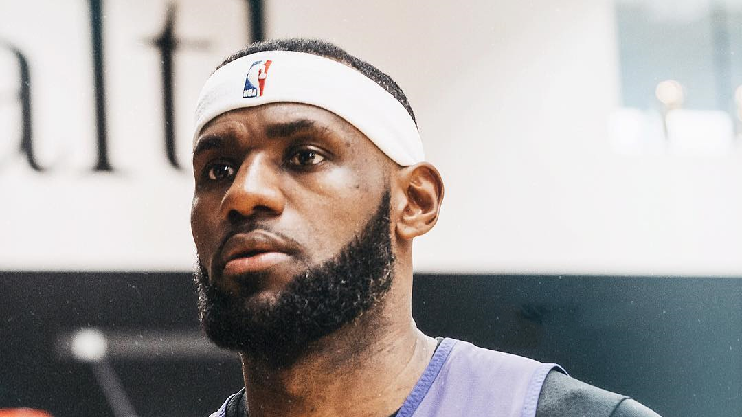 Bắt chước LeBron James, cầu thủ Lakers rủ nhau trang bị phụ kiện trên đầu