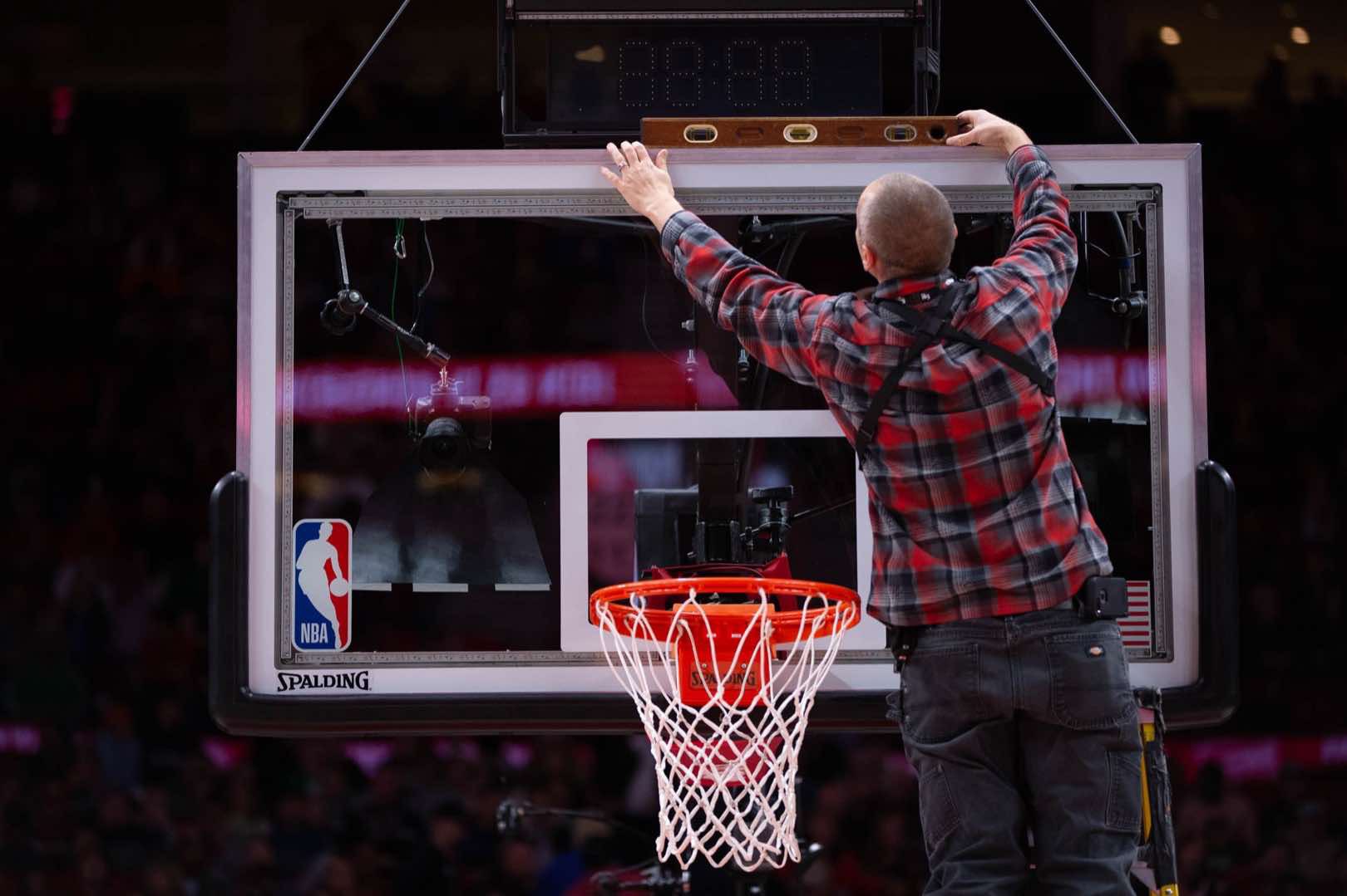 Do rổ bị méo 2 hiệp đấu, Boston Celtics mới thua Portland Trail Blazers? - Ảnh 2. Do rổ bị méo 2 hiệp đấu, Boston Celtics mới thua Portland Trail Blazers? - Ảnh 2.