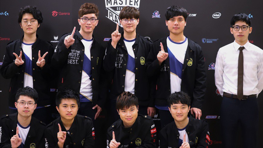 Moojin, Maple cùng một loạt ngôi sao và HLV nói lời chia tay Flash Wolves