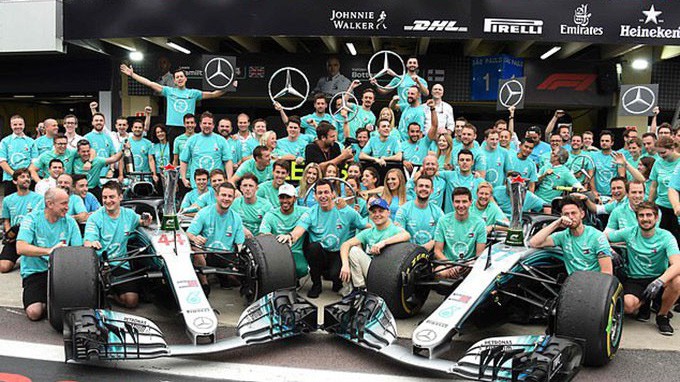 Suýt mắc lỗi động cơ, Hamilton vẫn về đích đầu tiên tại Brazillian GP