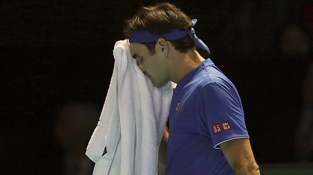 Đánh không lại Nishikori, Federer trút giận vào các cậu bé nhặt bóng